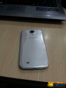 Imagini cu Samsung Galaxy S4 Duos inainte de lansarea de Joi !