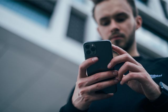 Cum se comportă Rețeua 5G Orange în viața reală? Persoana cu Telefon Mobil