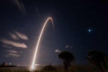 Starlink devine operator mobil – SpaceX intră în competiție cu AT&T, Verizon și T-Mobile Lansare nocturnă a unei rachete Falcon 9 cu sateliți Starlink