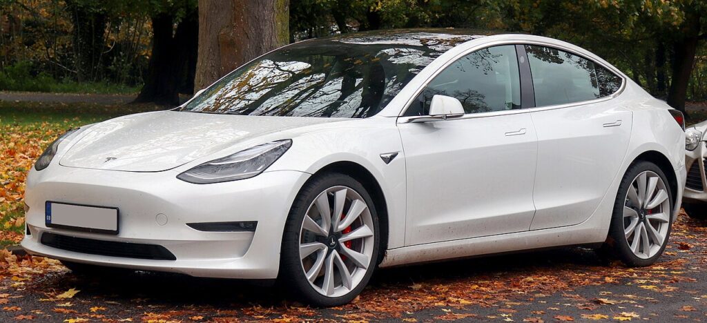FSD se numește de acum Tesla Assisted Driving în Europa Tesla Model 3 – sisteme de asistență la volan